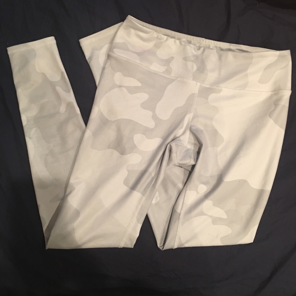 Alo Yoga Airbrush legging in White Camo ❄️